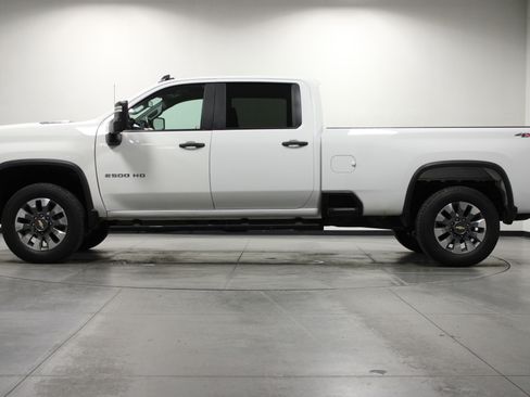 Used 2022 Chevrolet Silverado 2500 Custom w/ Custom Value Package AWD/4WD image 7