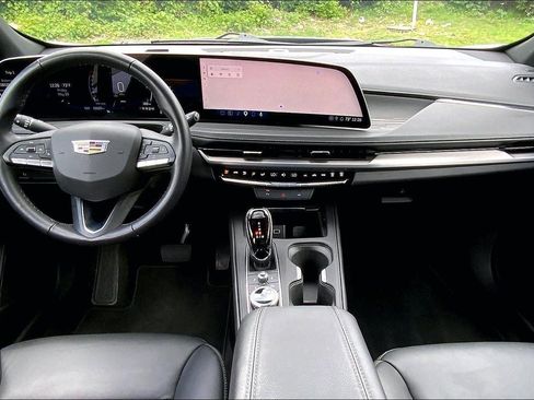 Used 2025 Cadillac XT4 Premium Luxury FWD image 16