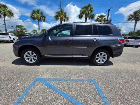 Used 2012 Toyota Highlander SE w/ Tow Pkg FWD image 2