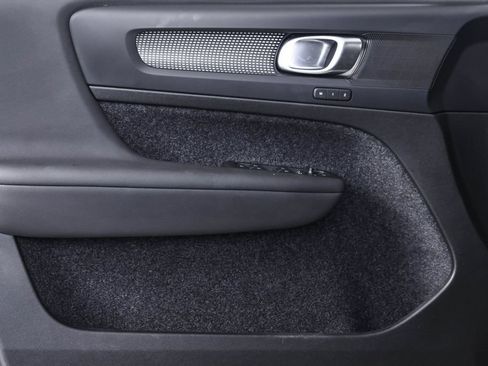 Certified 2025 Volvo XC40 B5 Plus AWD/4WD image 8