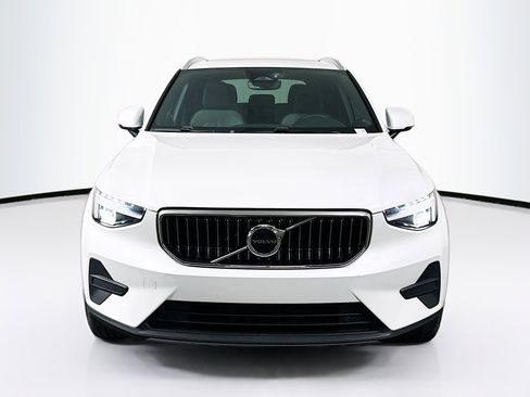 Used 2025 Volvo XC40 B5 Core image 2