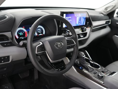 Used 2026 Toyota Highlander Limited image 23