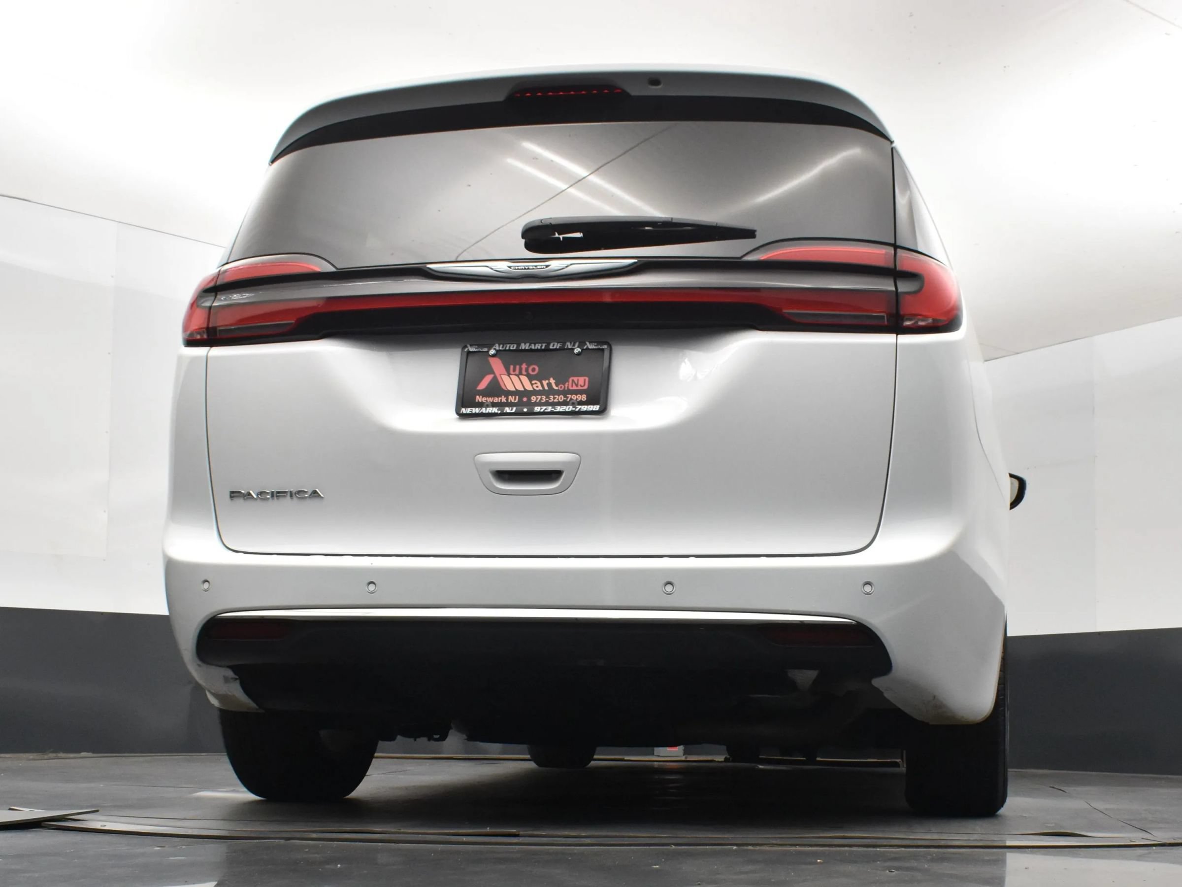Used 2024 Chrysler Pacifica Touring-L FWD image 13