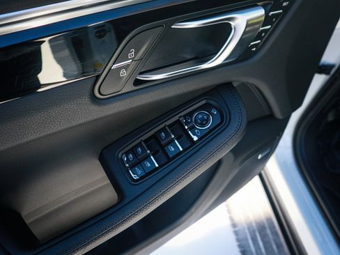 Used 2024 Porsche Macan image 15