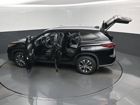 Used 2021 Toyota Highlander XLE AWD/4WD image 17