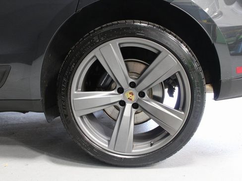 Used 2025 Porsche Macan AWD/4WD image 19