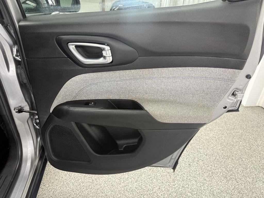 Used 2022 Jeep Compass Latitude FWD image 26