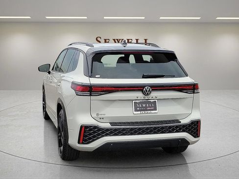 Used 2026 Volkswagen Tiguan SE R-Line FWD image 3