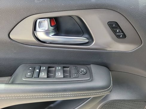 Used 2025 Chrysler Pacifica Select FWD image 20