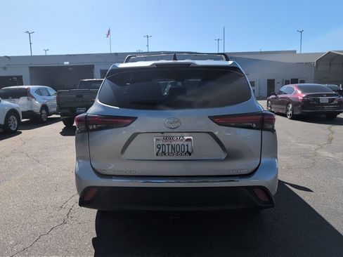 Certified 2022 Toyota Highlander LE image 4