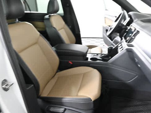 Certified 2022 Volkswagen Atlas Cross Sport SE w/ Panoramic Sunroof Package image 14