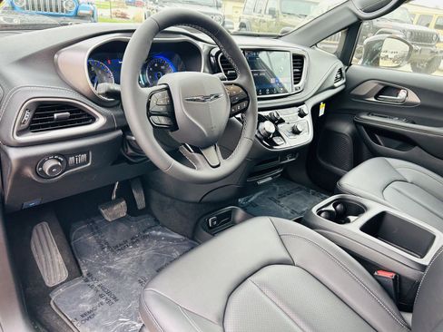New 2026 Chrysler Pacifica Select w/ S Appearance Package FWD image 15