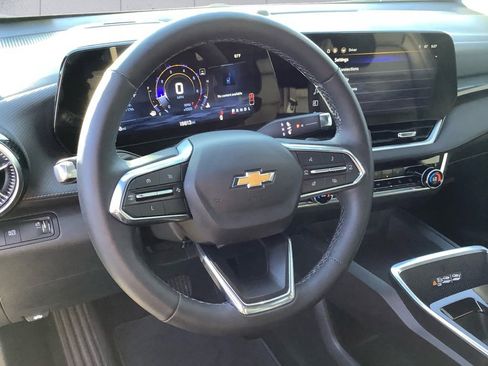 Used 2025 Chevrolet Equinox LT w/ Convenience Package II image 9