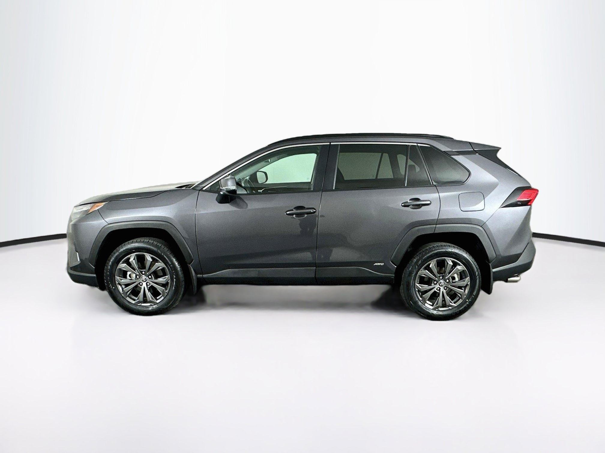 Used 2022 Toyota RAV4 XLE Premium AWD/4WD image 4
