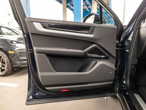 Certified 2025 Porsche Cayenne Coupe AWD/4WD image 37