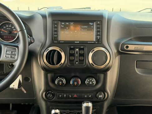 Used 2017 Jeep Wrangler Unlimited Sahara AWD/4WD image 31