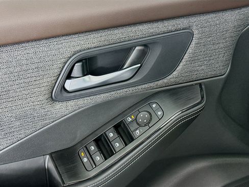 Used 2022 Nissan Rogue SV image 15