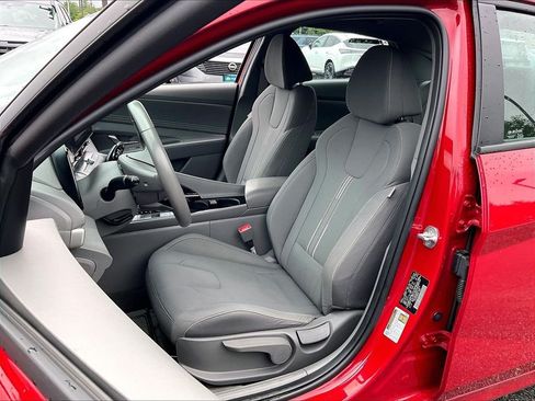 Used 2023 Hyundai Elantra SEL w/ Convenience Package FWD image 9