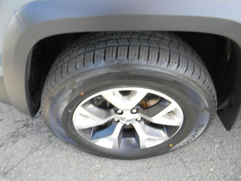 Used 2014 Jeep Cherokee Trailhawk w/ Comfort/Convenience Group AWD/4WD image 27