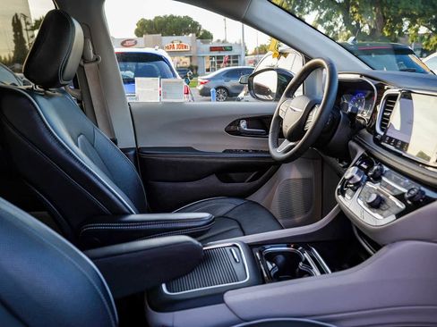 Used 2023 Chrysler Pacifica Limited image 16