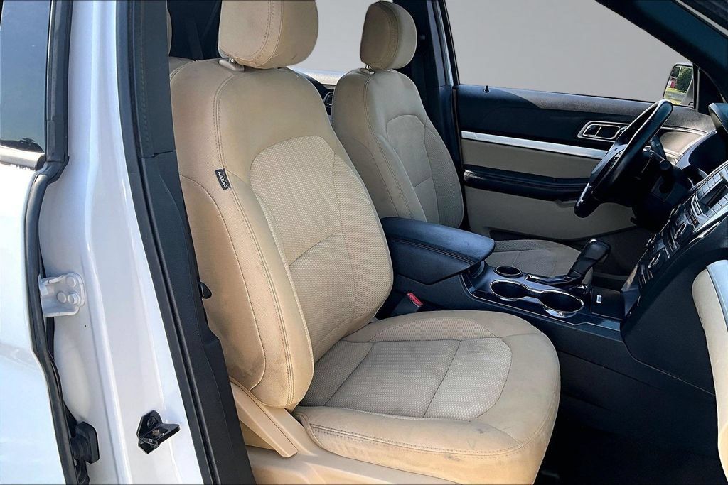 Used 2017 Ford Explorer XLT FWD image 7