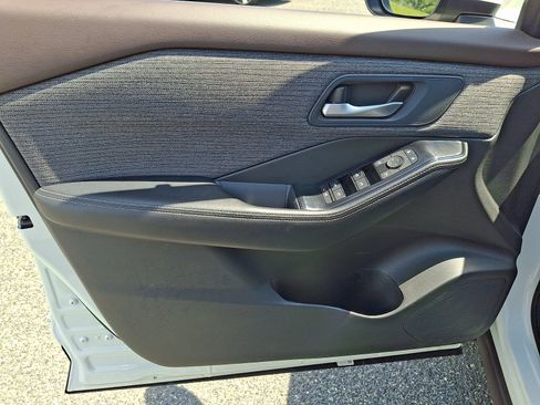 Used 2023 Nissan Rogue SV AWD/4WD image 13