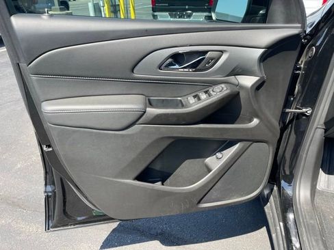 Used 2023 Chevrolet Traverse LT image 17