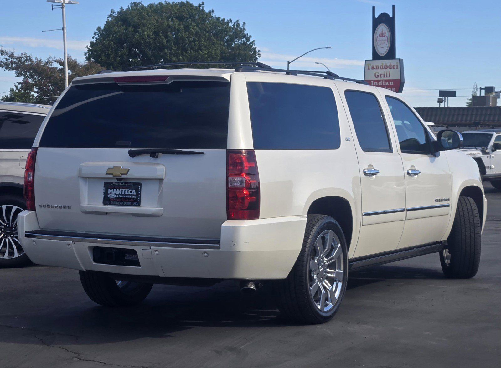 Used 2013 Chevrolet Suburban LTZ RWD image 3