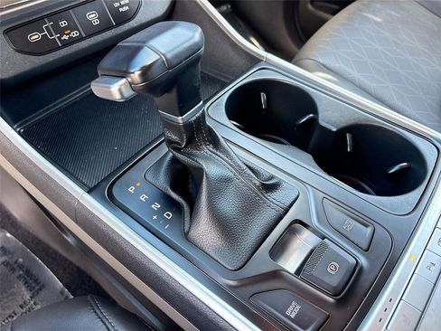 Used 2025 Kia Carnival FWD image 17