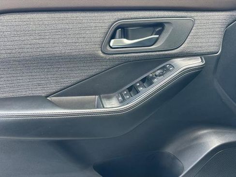 Used 2023 Nissan Rogue SV image 10