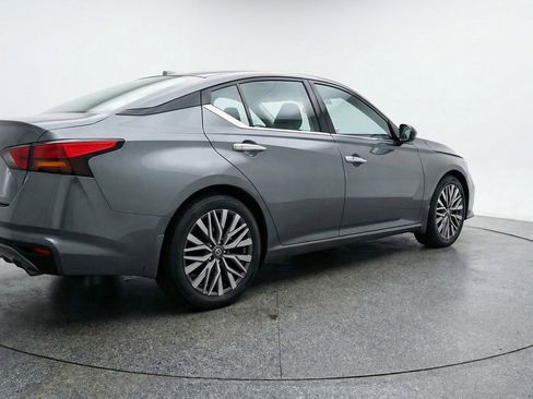 Used 2025 Nissan Altima 2.5 SV image 9