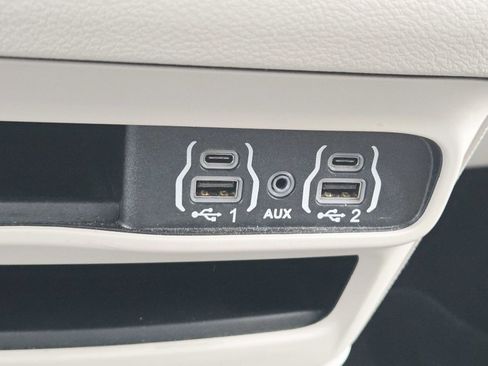 Used 2024 Chrysler Pacifica Touring-L image 32