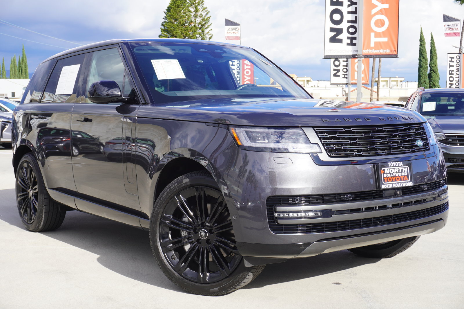 Used 2025 Land Rover Range Rover SE AWD/4WD image 2