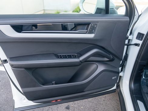 Used 2025 Porsche Cayenne image 10