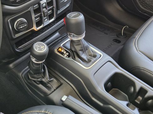 New 2025 Jeep Gladiator Sport image 17