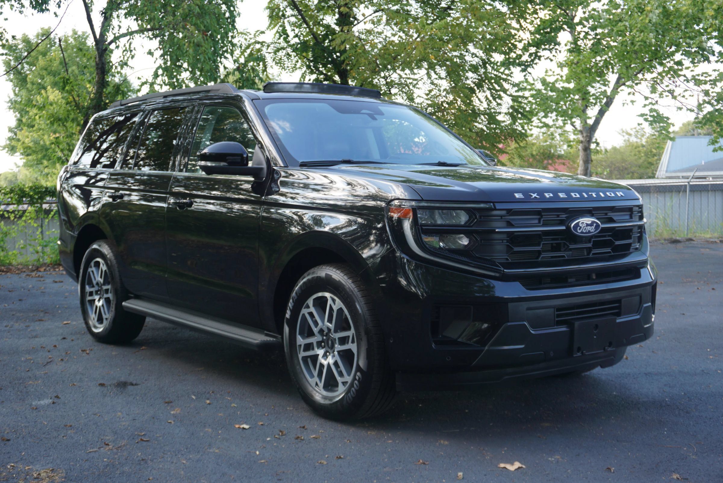 Used 2025 Ford Expedition Active RWD image 4