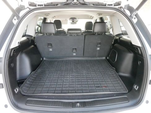 Used 2023 Jeep Grand Cherokee Limited w/ Black Appearance Package image 18