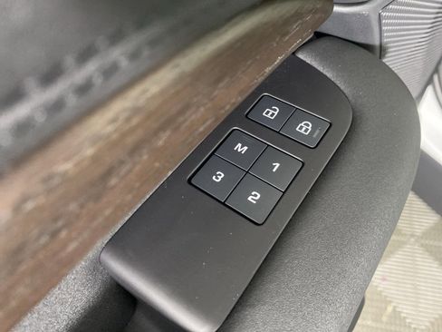 Used 2025 Land Rover Discovery S image 10