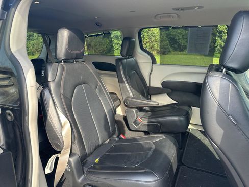Used 2019 Chrysler Pacifica Touring-L FWD image 19