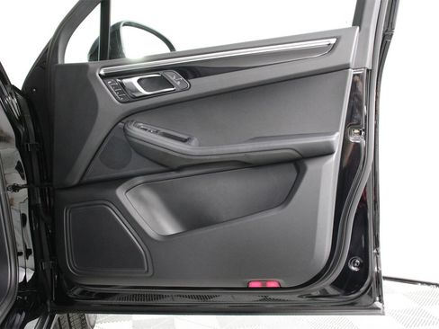 Used 2025 Porsche Macan image 23