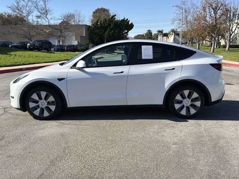 Used 2022 Tesla Model Y Long Range image 7