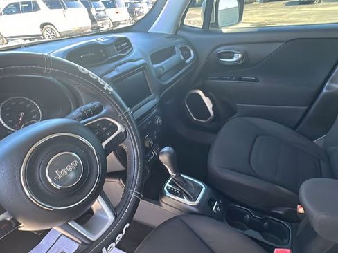 Used 2018 Jeep Renegade Latitude image 14