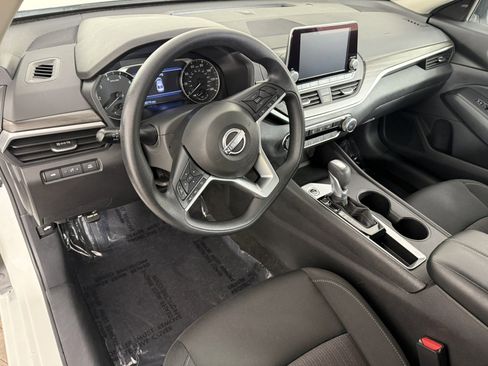 Used 2025 Nissan Altima 2.5 SV FWD image 15