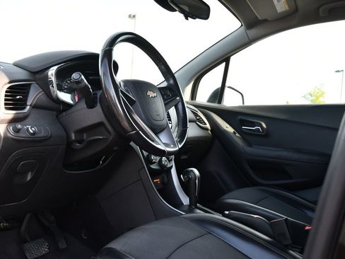 Used 2019 Chevrolet Trax LT w/ LT Convenience Package FWD image 15