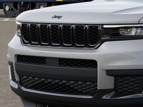 New 2025 Jeep Grand Cherokee L Altitude AWD/4WD image 11