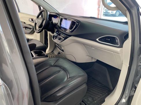 Used 2022 Chrysler Pacifica Touring-L image 8