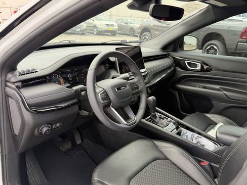 Used 2024 Jeep Compass Latitude w/ Altitude Special Edition AWD/4WD image 6