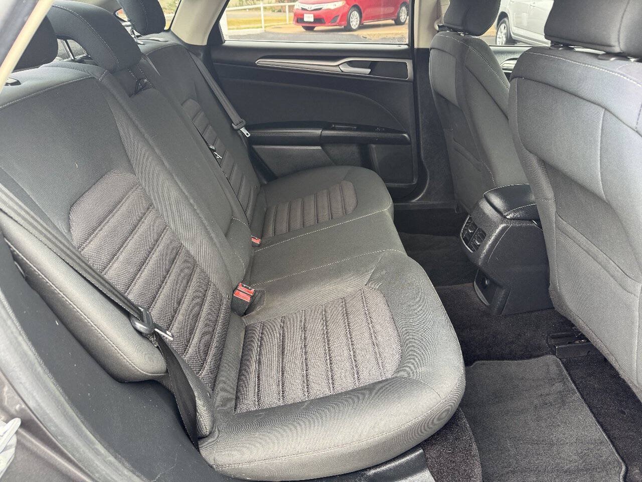 Used 2017 Ford Fusion SE w/ Fusion SE Technology Package FWD image 22