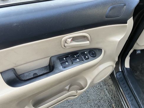 Used 2009 Kia Rondo LX image 24