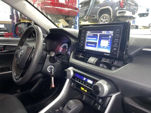 Used 2021 Toyota RAV4 LE image 31